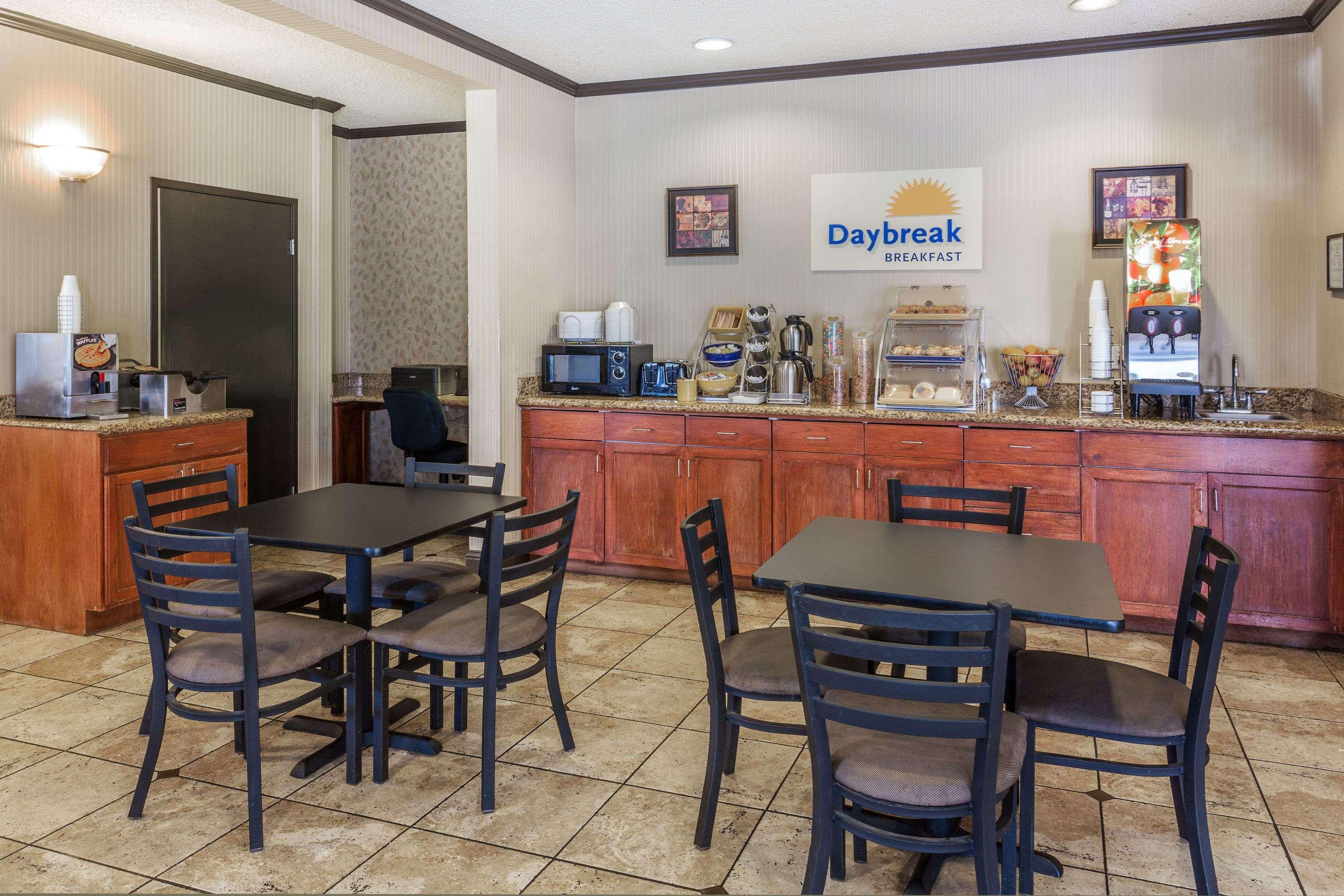 Days Inn & Suites By Wyndham Ванкувер Экстерьер фото